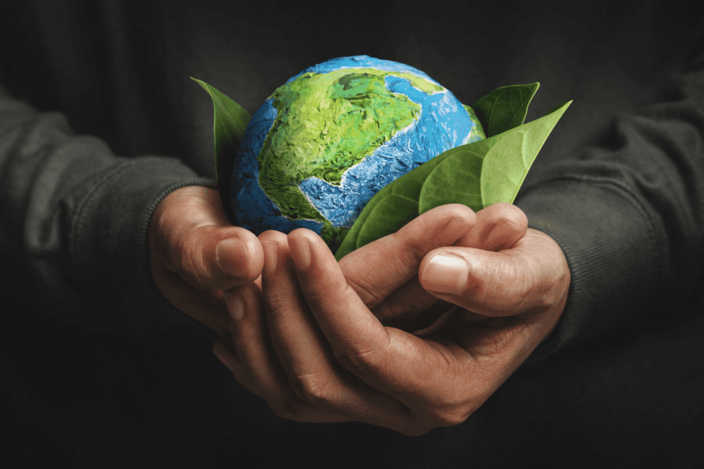 Cartão de Visita Digital ecologicamente correto - Planeta sendo carregado nas mãos
