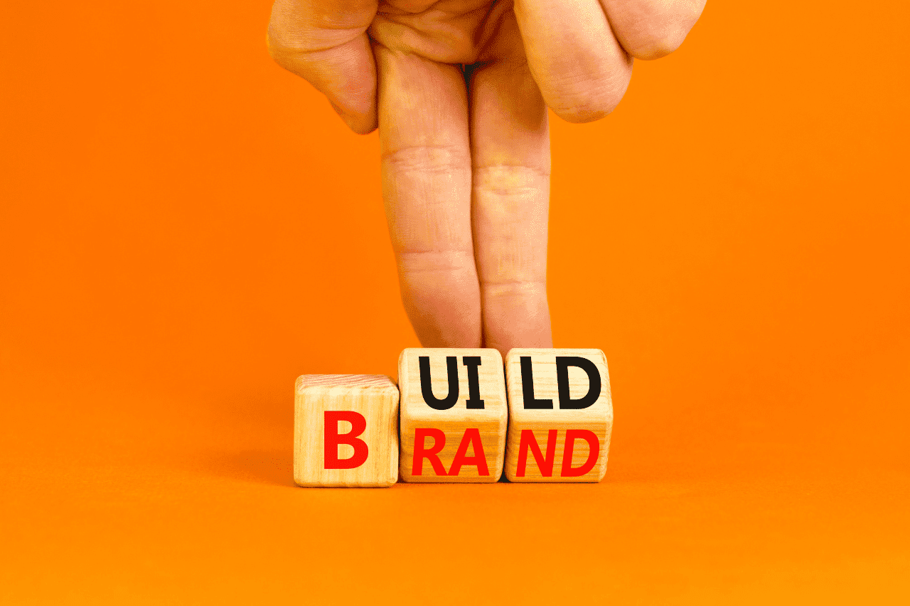 Branding usando jogo de palavras com brand e build
